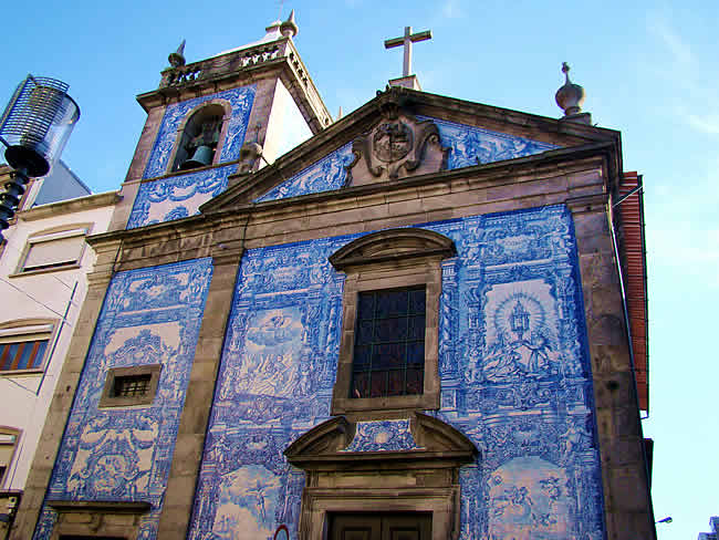 Esta imagem tem um texto alternativo em branco, o nome da imagem é portugal-porto-igreja-azulejos.jpg