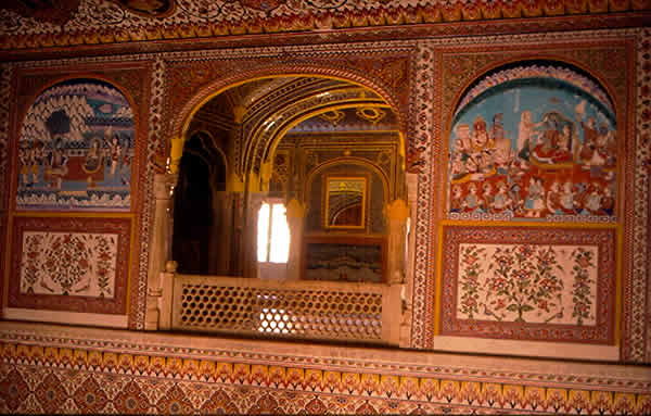 Esta imagem tem um texto alternativo em branco, o nome da imagem é jaipur-palácio-interno-ok.jpg