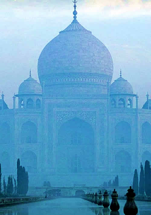 Esta imagem tem um texto alternativo em branco, o nome da imagem é taj-mahal-névoa-azulado.jpg