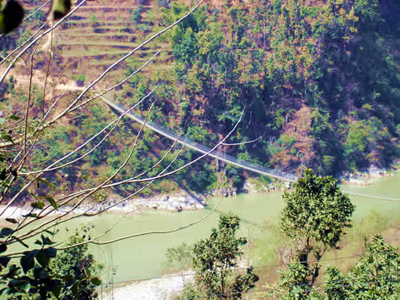 Esta imagem tem um texto alternativo em branco, o nome da imagem é pokhara-estrada.jpg