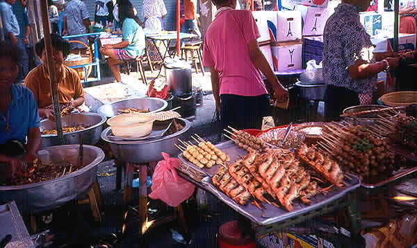 Esta imagem tem um texto alternativo em branco, o nome da imagem é BK-07-comida-em-mercado-de-Bangkok-.jpg