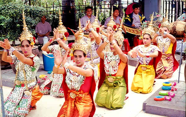 Esta imagem tem um texto alternativo em branco, o nome da imagem é BK-Cerimonila-em-templo-em-Bangkok.jpg