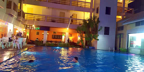 Esta imagem tem um texto alternativo em branco, o nome da imagem é BK-HOTEL-EM-BANGKOK-hotel-piscina-Kao-San-road-2_n.jpg