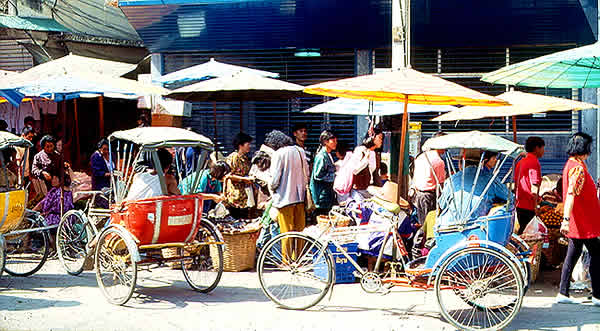 Esta imagem tem um texto alternativo em branco, o nome da imagem é BK-Rckshaws-em-Bangkok.jpg