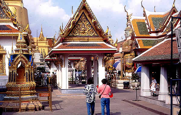 Esta imagem tem um texto alternativo em branco, o nome da imagem é BK-WAT-PRA-KEO-Templo-do-Buda-da-Esmeralda.jpg