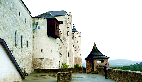 Esta imagem tem um texto alternativo em branco, o nome da imagem é Castelo-de-Salzburgo-na-Austria.jpg