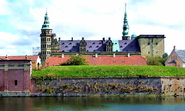 Esta imagem tem um texto alternativo em branco, o nome da imagem é DINAMARCA-ELSINGOR-castelo-de-Kronborg-4-leg.jpg