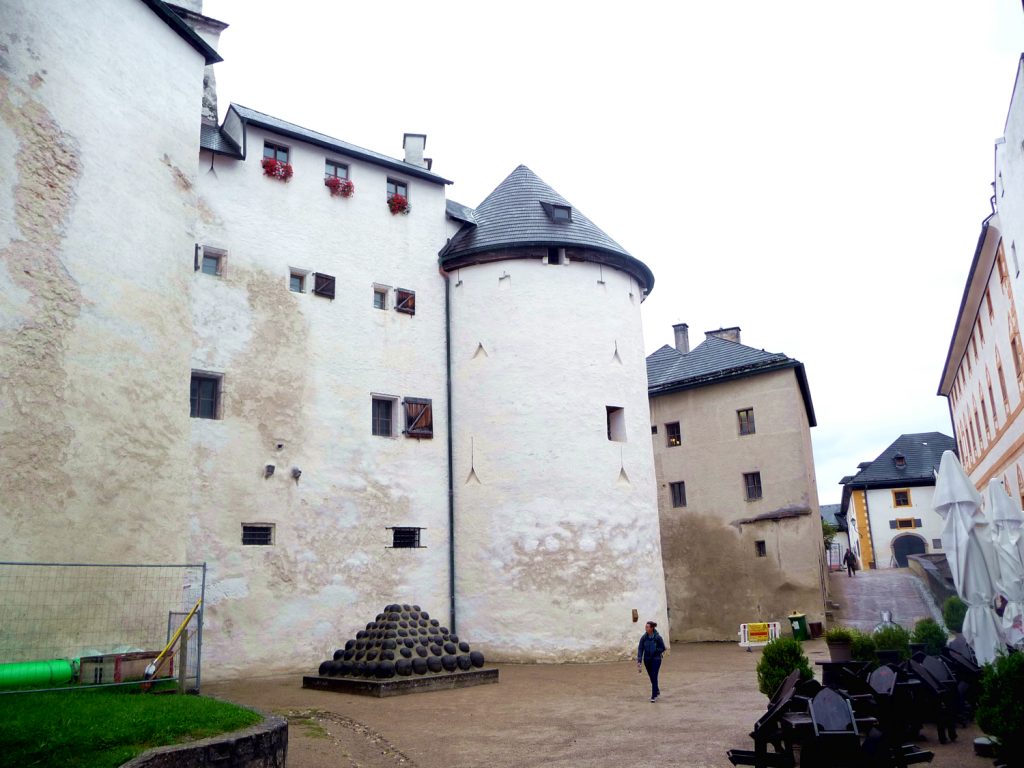 Esta imagem tem um texto alternativo em branco, o nome da imagem é interior-do-castelo-Salburg-patio-1024x768.jpg