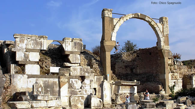 Esta imagem tem um texto alternativo em branco, o nome da imagem é EFESO-Ruinas-romanas-na-Turquia.jpg