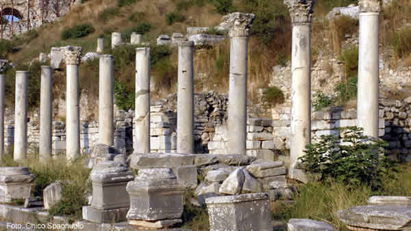 Esta imagem tem um texto alternativo em branco, o nome da imagem é Hierapolis-proximo-a-Pamukkale-Turquia-ok.jpg