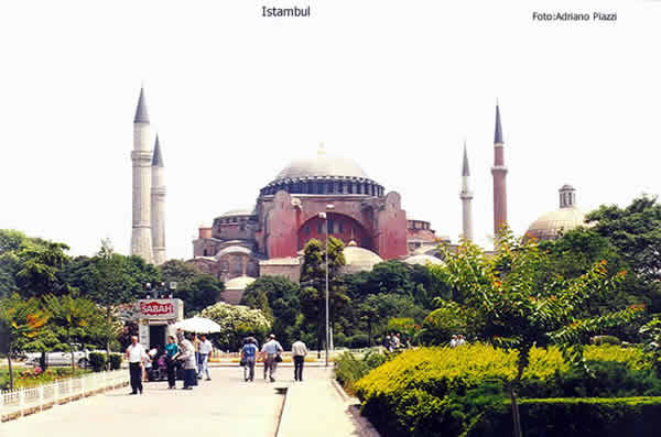 Esta imagem tem um texto alternativo em branco, o nome da imagem é Instambul-Turquia-mesquita.jpg