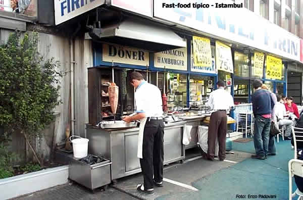 Esta imagem tem um texto alternativo em branco, o nome da imagem é comida-em-Istambul-Turquia-5.jpg