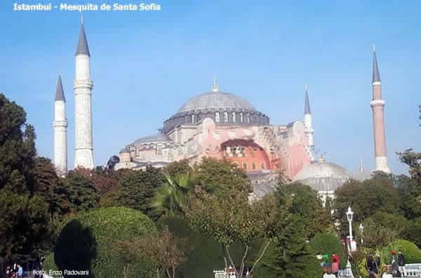 Esta imagem tem um texto alternativo em branco, o nome da imagem é istambul-santa-sofia-3.jpg